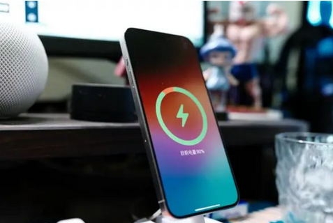 黄山苹果15换屏服务分享用什么充电器给iPhone15充电更好 